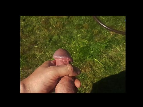 ❤️ Vroča lepotica dobi svojo rožnato pičko, ki jo jebe, in se zraven cmeri s curkom na poletnem vrtu ❌ Porno na sl.bestsexporno.ru ﹏